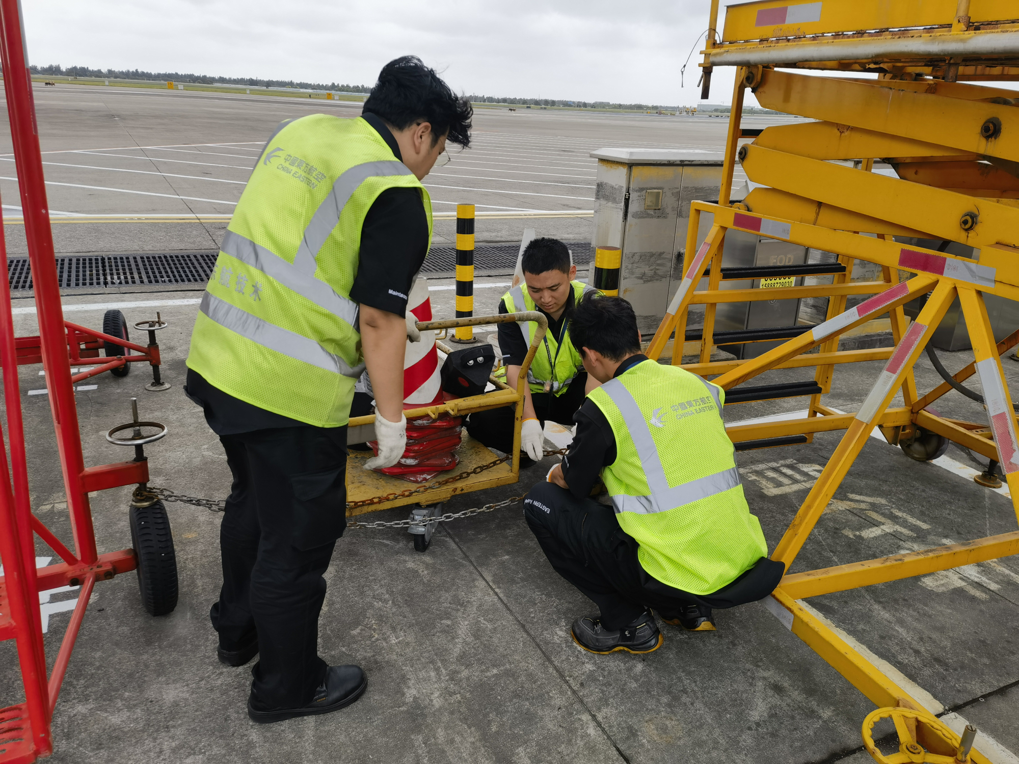 3、在溫州龍灣機場，東航機務工程師在臺風到來前夕系留飛機、固定維修拖車.jpg